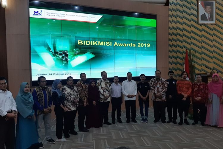 Menristekdikti Mohamad Nasir bersama para pemenang Kompetisi Film Dokumenter Bidikmisi Awards 2019 di Gedung Kemenristekdikti, Senayan, Jakarta, Senin (14/10/2019).