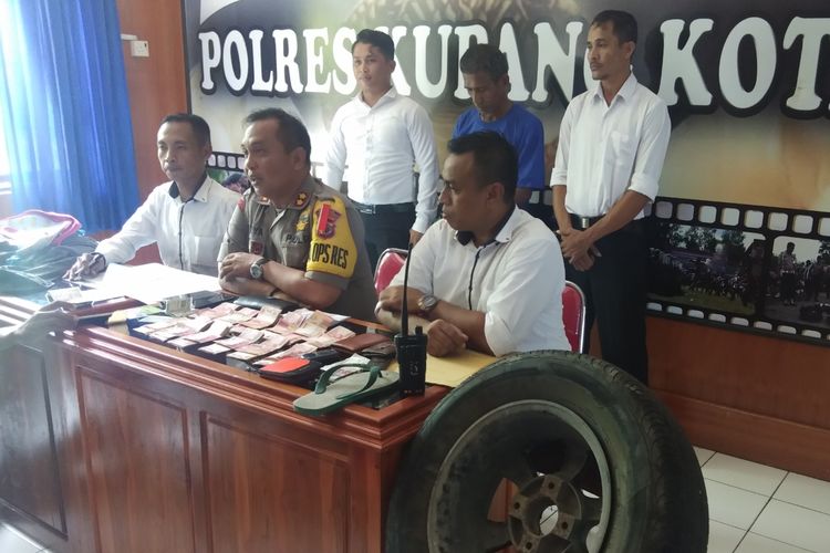 Kapolres Kupang Kota, AKBP Satrya Perdana PT Binti, saat menggelar jumpa pers bersama sejumlah wartawan di Kupang, Senin (25/3/2019)