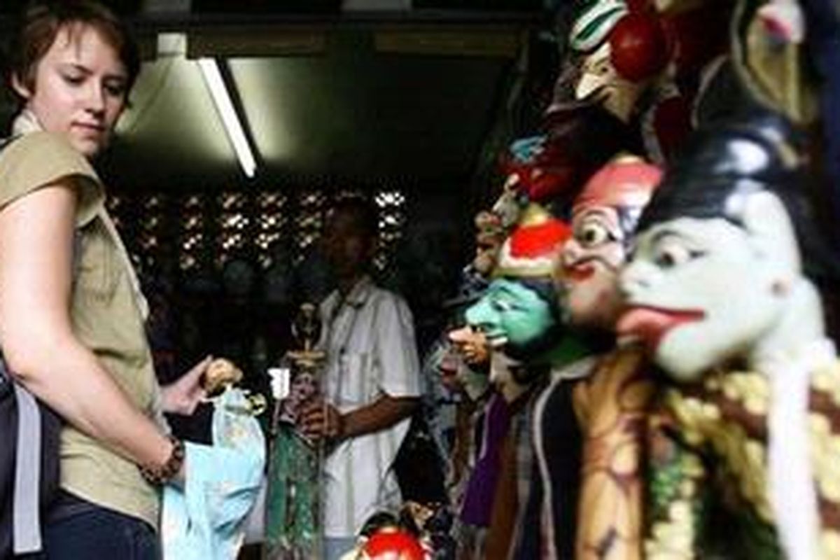 ILUSTRASI - Katherine Wilson, wisatawan asal Amerika Serikat berbelanja wayang golek di Jalan Surabaya, Jakarta, Selasa (30/6/2009). Selain memiliki nilai ekonomis, wayang golek asal Jawa Barat tersebut merupakan salah satu benda seni untuk mempromosikan budaya lokal Indonesia. 