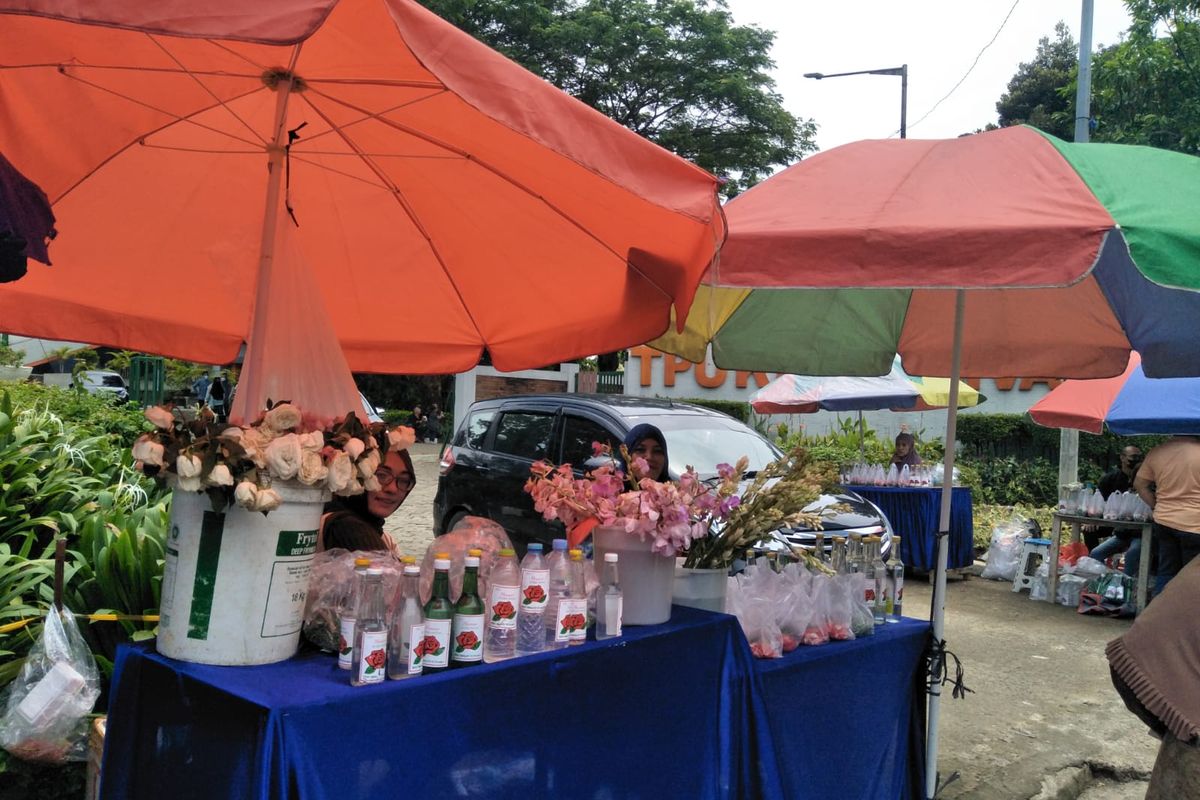 Pedagang kembang musiman di depan pintu masuk tempat pemakaman umum (TPU) Karet Bivak, Tanah Abang, Jakarta Pusat, meraup untung saat momen Lebaran, pada Selasa (3/5/2022).