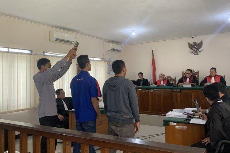 Kedua orang saksi saat ambil sumpah dalam sidang lanjutan kasus tabrak lari Selvi Amelia Nuraeni di PN Cianjur, Selasa (16/5/2023) 

