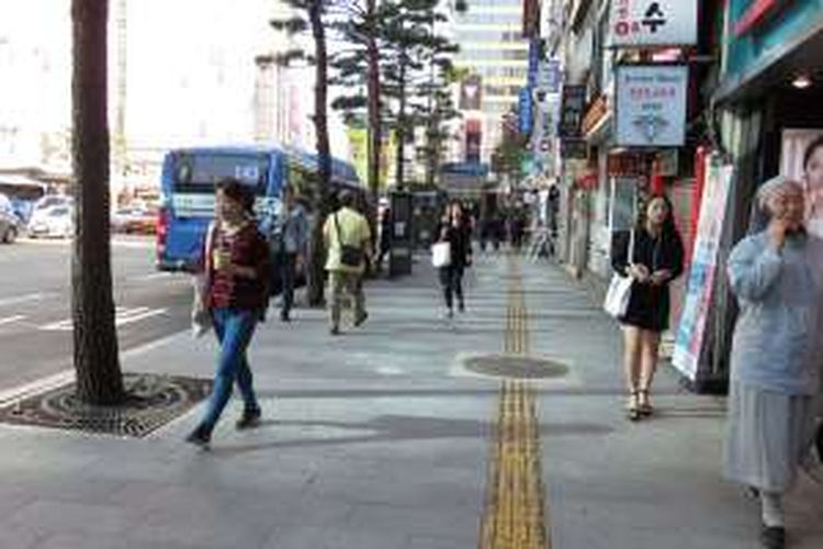 Pejalan kaki di Seoul, Korea Selatan, Selasa (4/10/2016), dimanjakan dengan trotoar yang lebar dan rapi serta tidak dipenuhi pedagang kaki lima. Trotoar nyaman yang terbentang di seluruh penjuru kota mendukung mobilitas dan pergerakan manusia.