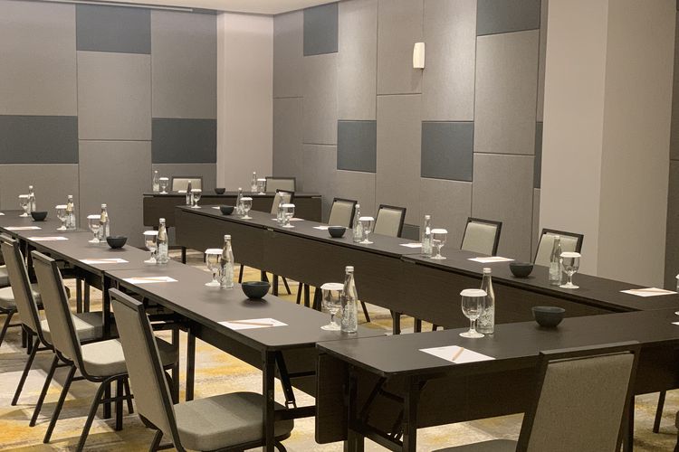 Bangunan hotel sembilan lantai ini juga dilengkapi fasilitas berupa Restoran Noodles Now yang menyajikan kuliner khas Indonesia dan intermasional, serta tiga ruang pertemuan, dan satu ballroom.