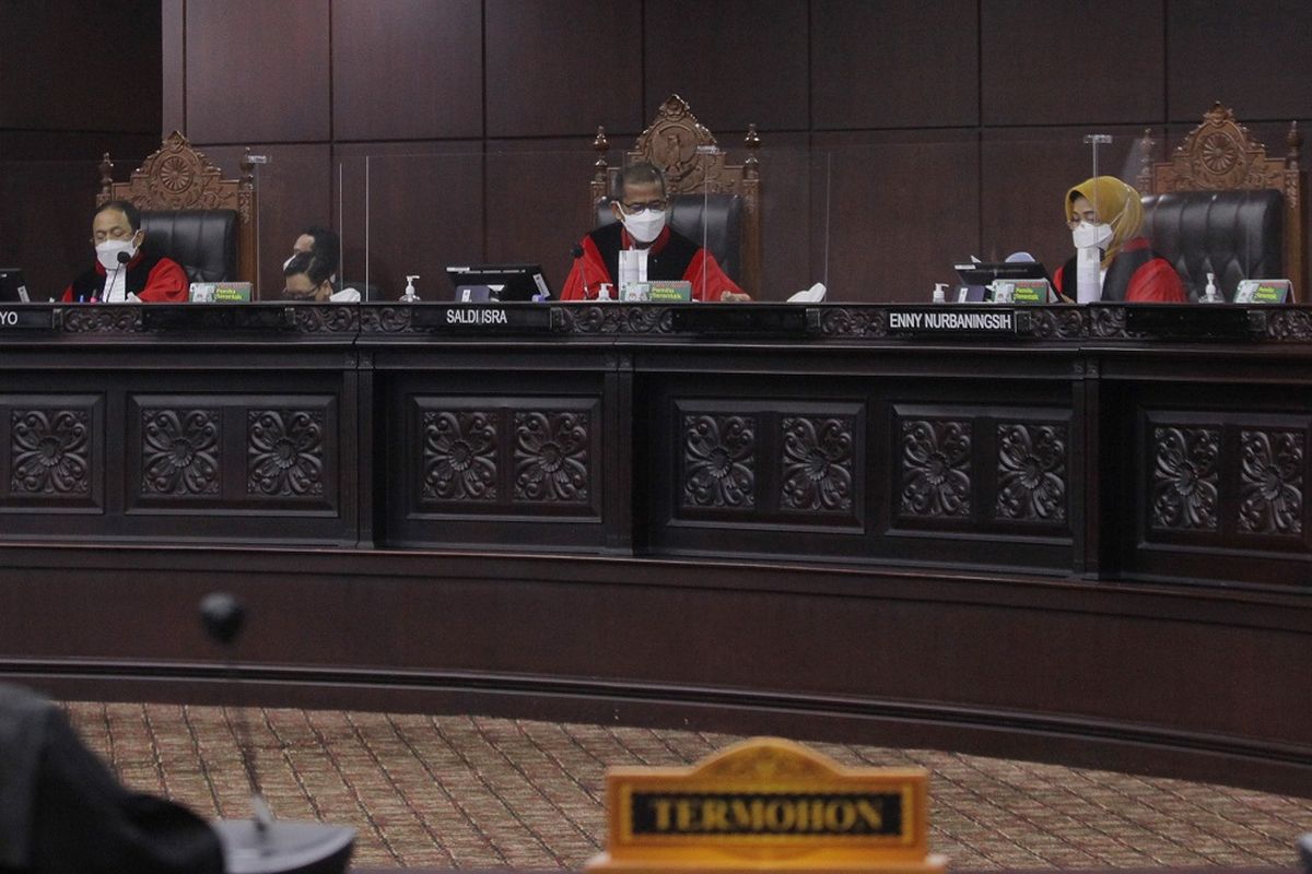 Ketua Majelis Hakim Saldi Isra (tengah) didampingi hakim konstitusi Enny Nurbangingsih (kanan) dan Suhartoyo (kiri) memimpin sidang perdana Perselisihan Hasil Pemilihan (PHP) Bupati Sabu Raijua, Nusa Tenggara Timur (NTT) 2020 di Gedung Mahkamah Konstitusi (MK), Jakarta, Senin (8/3/2021). Sidang mengagendakan pemeriksaan saksi terkait perkara Bupati terpilih Sabu Raijua Orient P Riwu Kore yang berstatus warga negara Amerika Serikat.  ANTARA FOTO/ Reno Esnir/foc.
