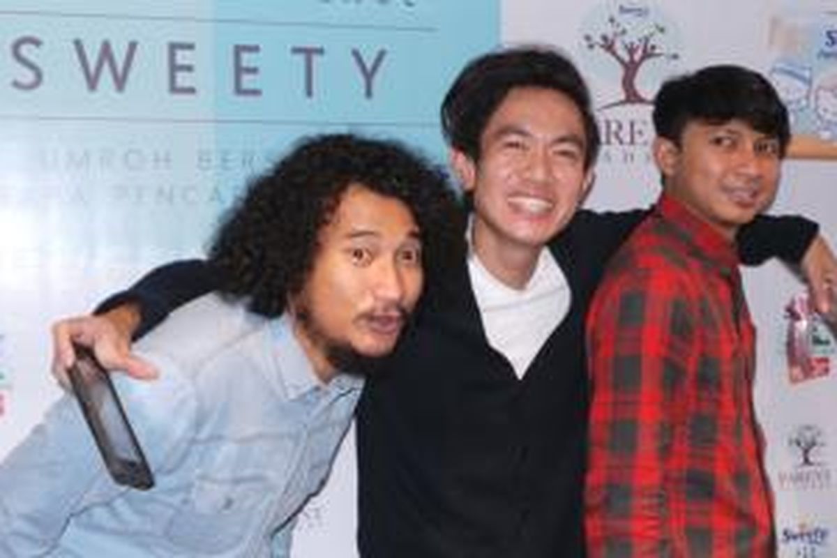 Grup lawak yang juga pemain sinetron Para Pencari Tuhan, Trio Bajaj, yang terdiri dari (kiri-kanan) Isa, Melky, dan Aden diabadikan Plaza Indonesia, Jakarta Pusat, Senin (6/7/2015).