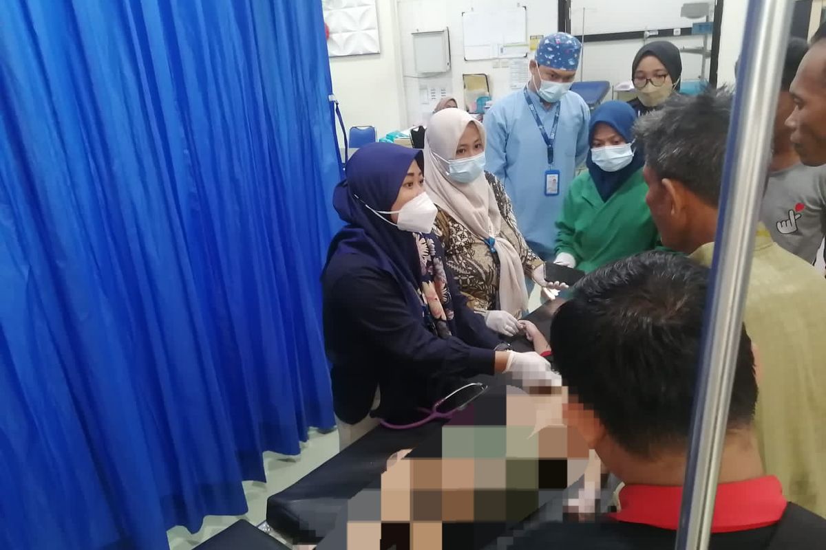 Dokter memeriksa bocah empat tahun yang meninggal dunia karena tenggelam. Pemeriksaan berlangsung di RS Elizabeth pada Sabtu (2/12/2023).