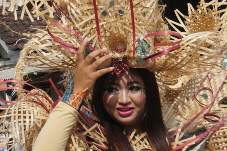 Salah seorang peserta karnaval di Festival Bambu Desa Gintangan, Kecamatan Blimbingsari, Kabupaten Banyuwangi, Jawa Timur, Sabtu (13/5/2017).