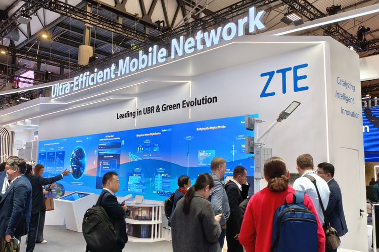 Tampilan booth ZTE area Ultra-Efficient Mbile Network di MWC 2025, dikunjungi KompasTekno di MWC 2025 di Barcelona, Spanyol, Selasa (4/3/2025).
