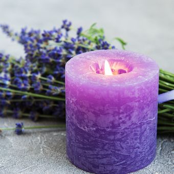 Ilustrasi lilin aromaterapi lavender. 
