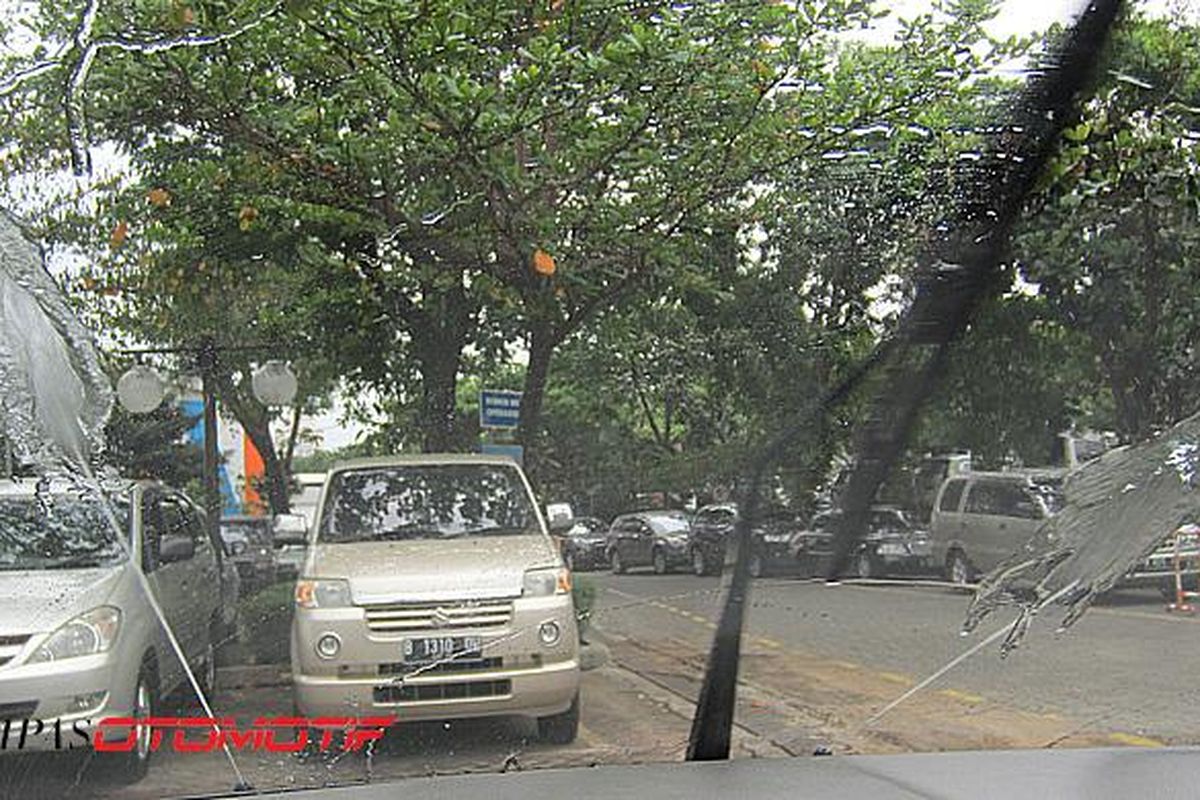 Semprotan air dari lubang wiper berguna untuk menyeka kotoran akibat bias air