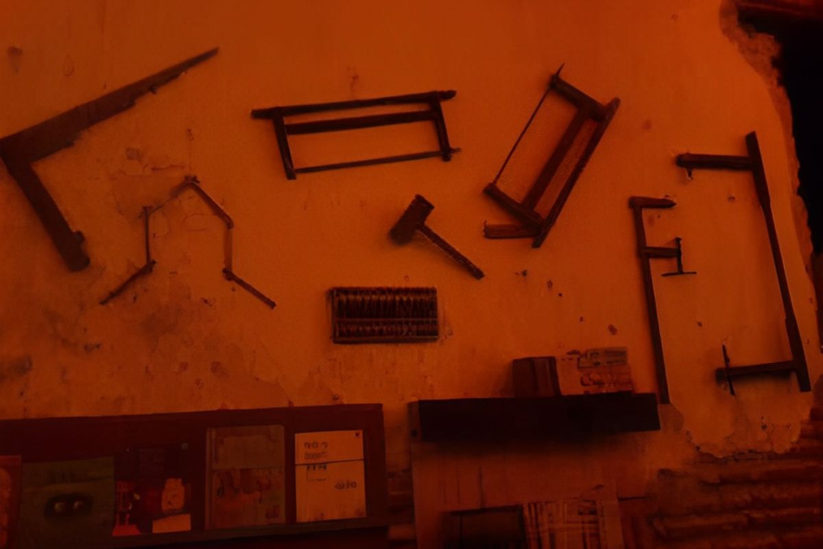 Beberapa Barang Peninggalan Nenek Moyang Warga Kampung Tambak Bayan, Surabaya, Kamis (23/1/2025)