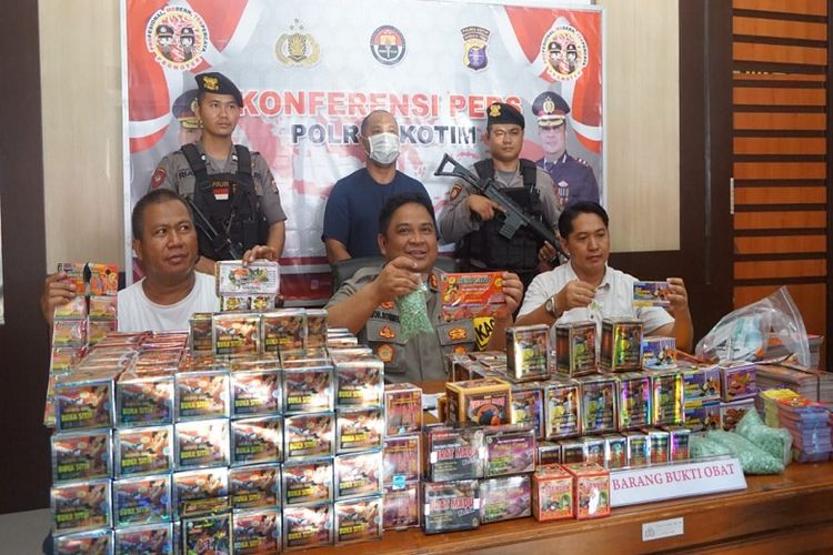 Kapolres Kotawaringin Timur, AKBP. Mohammad Rommel, SIK saat merilis puluhan ribu obat dan ribuan jamu tanpa ijin edar