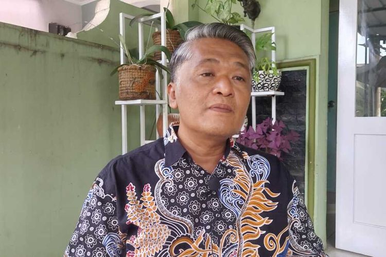 Kepala Dinas Kesehatan Kota Tasikmalaya Uus Supangat saat diwawancara wartawan soal siswa SD meninggal akibat KIPI dan DBD di kantornya, Selasa (18/1/2022).