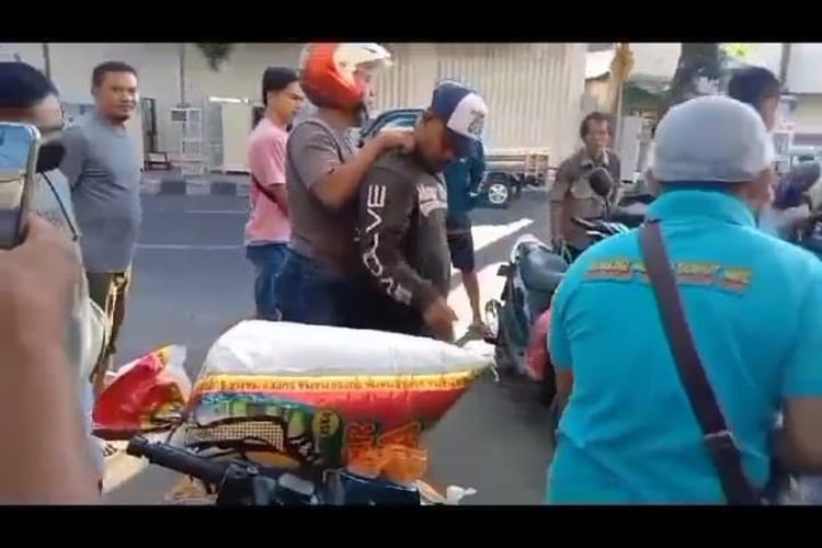 Tangkapan layar video ketika terduga pelaku pencurian diamankan oleh warga di Pasar Panji, Kecamatan Panji, Kabupaten Situbondo, Provinsi Jawa Timur pada Senin (31/7/2023)