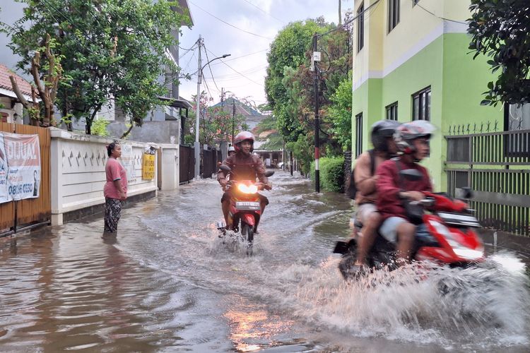 Motor menerabas banjir di Jalan Bank Raya, Pela Mampang, Selasa (5/11/2024).