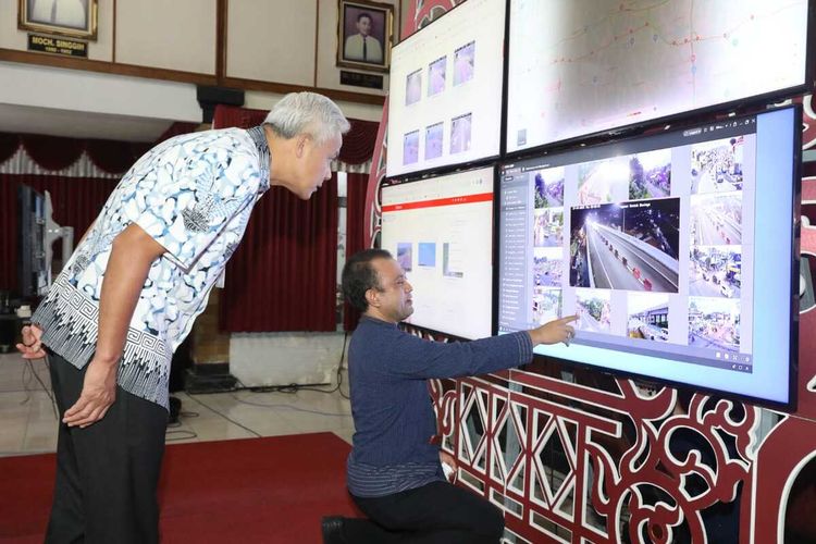 Gubernur Jateng ganjar Pranowo meninjau arus balik di Gerbang Tol Kalikangkung, Terminal Mangkang dan Pos Terpadu Dinas Perhubungan Jawa Tengah, Kamis (27/4/2023).