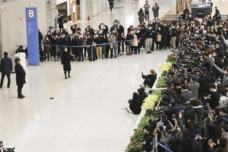 Sutradara Film Parasite Bong Joon-ho saat tiba di Bandara Incheon International Airport in Incheon, South Korea, 16 February 2020 EPA-EFE/YONHAP SOUTH KOREA OUT