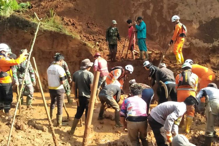 Korban tertimbun longsor di Sindulang, Cimanggung, Sumedang ditemukan tewas, Selasa (20/12/2022). AAM AMINULLAH/KOMPAS.com