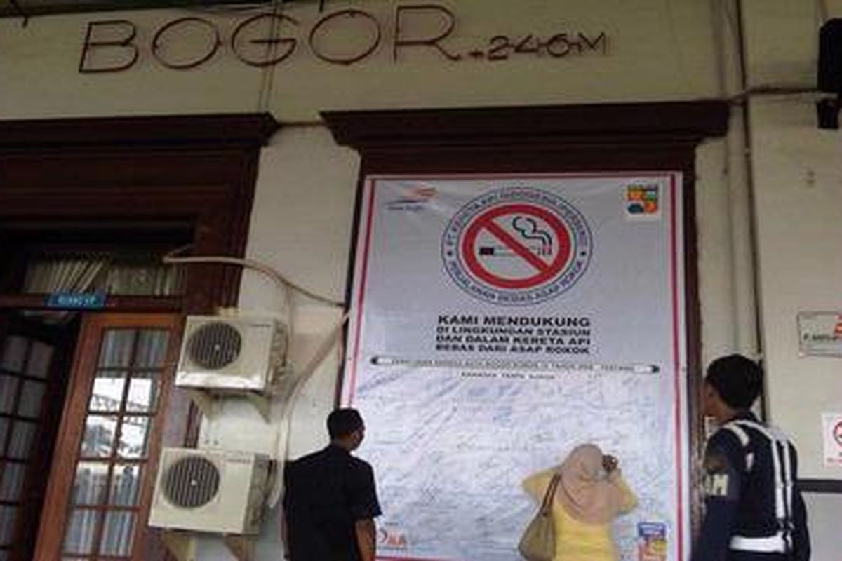 Seorang ibu pengguna jasa KRL membubuhkan tanda tangan di baliho dukungan terhadap kampanye bebas asap rokok di lingkungan Stasiun Besar Bogor di Kota Bogor, Rabu (14/3/2012).