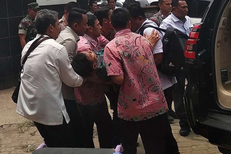 Menko Polhukam Wiranto digotong dari mobil menuju ruang UGD Menes Medical Center (MMC) sesaat setelah diserang di Alun-alun Menes usai meresmikan ruang kuliah bersama Universitas Matlaul Anwar di Pandeglang, Banten, Kamis (10/10/2019). Wiranto menderita luka dua tusukan di bagian perut dan polisi mengamankan dua tersangka suami istri Syahril dan Fitri Andriana yang diduga terpapar jaringan ISIS.