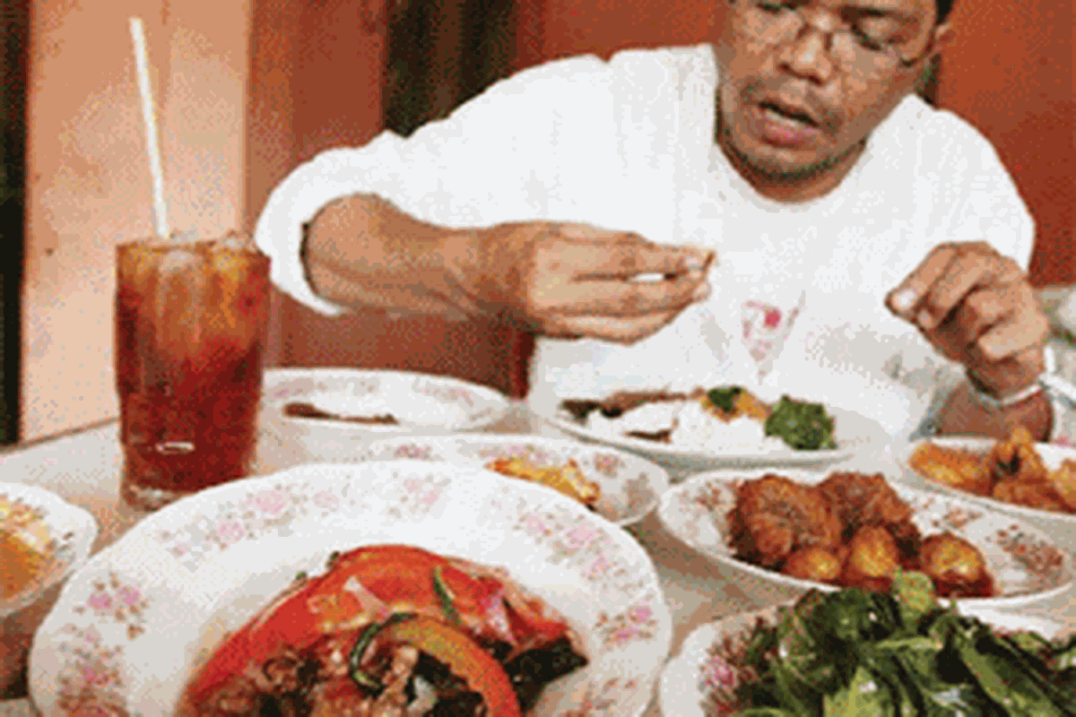 Seorang pengunjung tengah menikmati Dendeng Baracik Emy. 