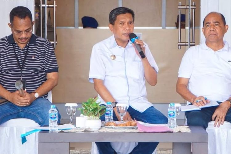 Penjabat wali kota Ambon Bodewin Wattimena saat memberikan penjelasan dalam acara Wali kota jumpa rakyat (Wajar) di balai kota Ambon, Jumat (27/1/2023)