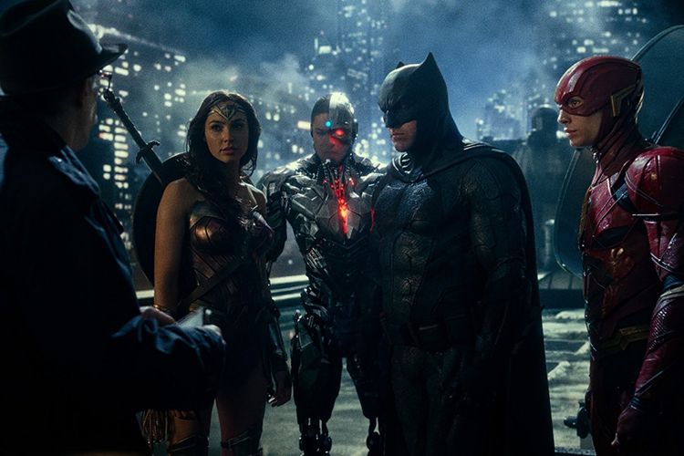 Ben Affleck, Gal Gadot, Ezra Miller, dan Ray Fisher beraksi dalam Justice League (2017)