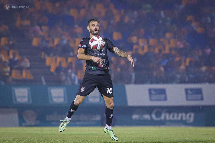 Pemain asing yang baru didatangkan Persib Bandung Tyronne del Pino saat masih membela Nakhon Ratchasima di Liga Thailand 2022-2023.