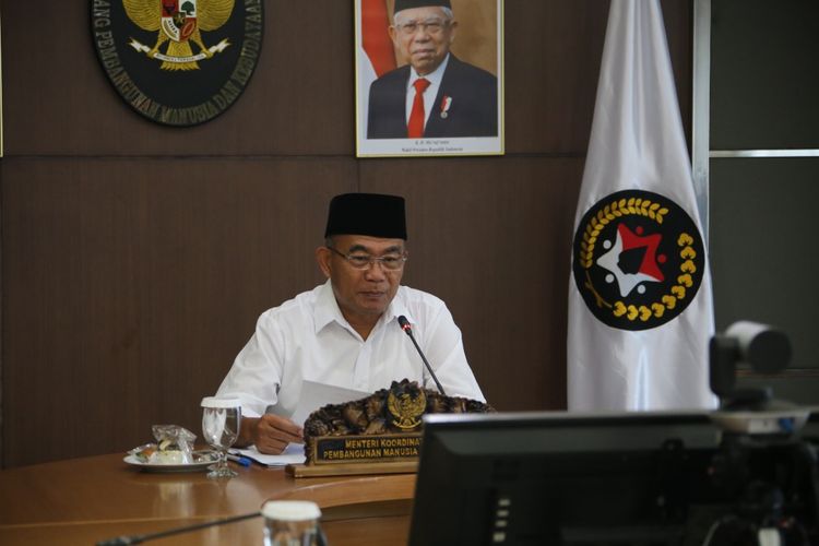 Menko PMK Muhadjir Effendy memimpin Rapat Koordinasi Tingkat Menteri (RTM) untuk mendorong percepatan implementasi bantuan perbaikan rumah rusak berat, sedang, dan ringan akibat gempa Cianjur, Jawa Barat. Rapat koordinasi dilakukan pada Senin (13/12/2022) sore. 