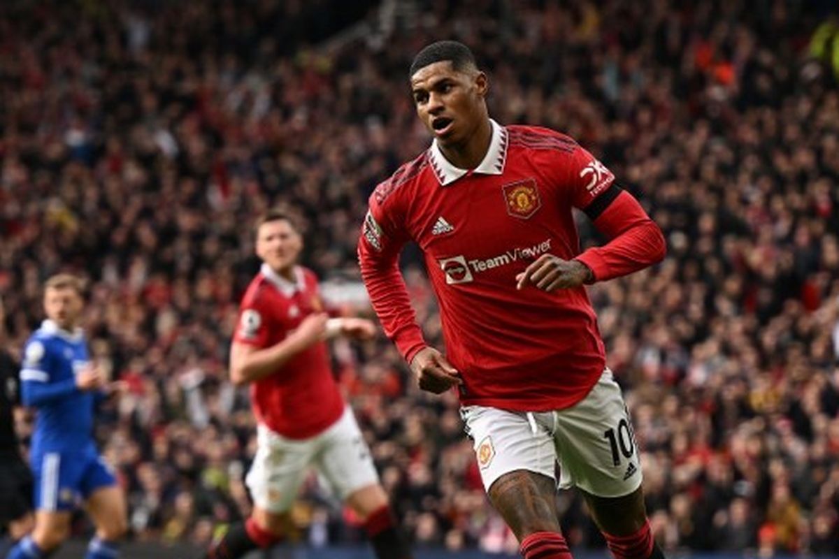 Striker Manchester United, Marcus Rashford, mencetak gol ke gawang Leicester City dalam laga lanjutan Liga Inggris pekan ke-24, Man United vs Leicester, di Old Trafford, Minggu (19/2/2023) malam WIB. Man United menang 3-0 atas Leicester dan membuat mereka mendekati perolehan poin Manchester City di klasemen Liga Inggris.