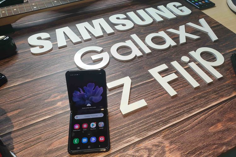 Smartphone lipat generasi kedua Samsung, Z Flip.