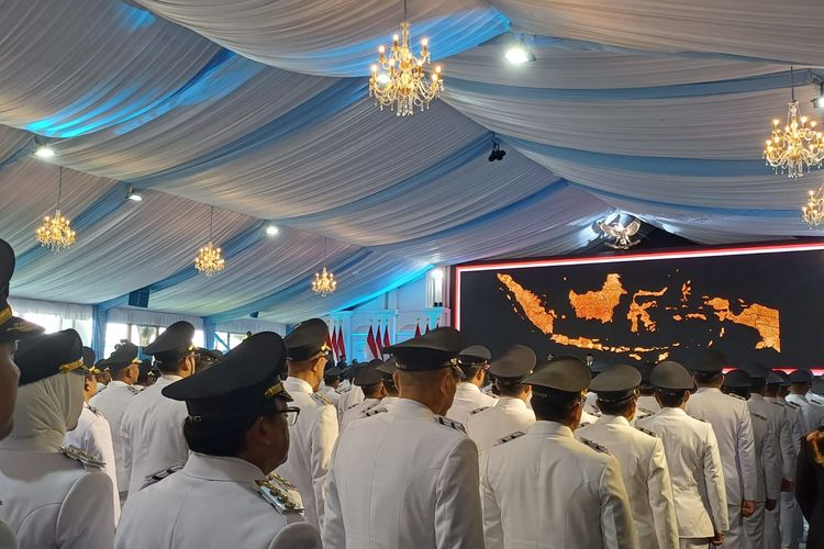 Suasana kepala daerah berbaris di dalam tenda pelantikan di Istana Kepresidenan, Jakarta, Kamis (20/2/2025).