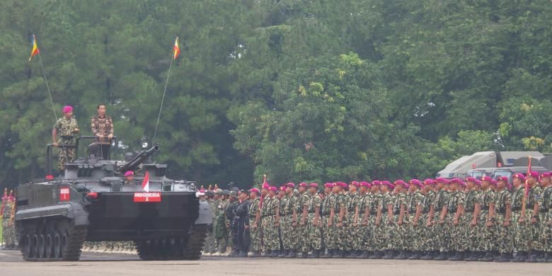 Presiden Joko Widodo saat mengecek pasukan Marinir dalam apel pasukan di Markas Korps Marinir Jakarta Selatan, Jumat (11/11/2016).