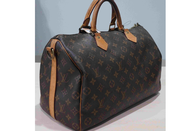 Tas Louis Vuitton (LV) yang termasuk dalam barang lelang sitaan KPK seharga mulai Rp 1,7 juta.
