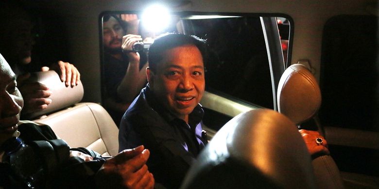 Terpidana kasus korupsi proyek KTP elektronik, Setya Novanto (tengah) berada dalam mobil tahanan usai menjalani pemeriksaan di gedung KPK, Jakarta, Rabu (10/4/2019). Setya Novanto  menjalani pemeriksaan sebagai saksi untuk tersangka Markus Nari terkait  kasus dugaan korupsi proyek pengadaan KTP-elektronik dengan dugaan menerima uang sebanyak Rp4 miliar untuk memuluskan pembahasan anggaran perpanjangan proyek pada tahun anggaran 2013. ANTARA FOTO/Reno Esnir/foc.