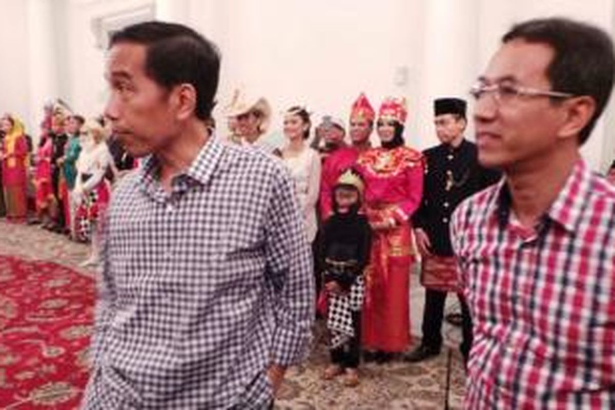 Gubernur Jakarta Joko Widodo dan Kepala Biro Kepala Daerah dan Hubungan Luar Negeri Heru Budi Hartono kompak mengenakan kemeja motif kotak-kotak.