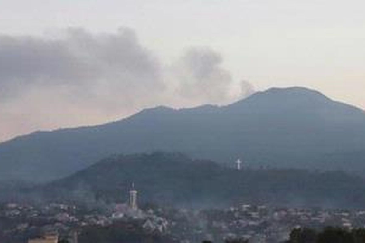 Kawah Tompaluan, Gunung Lokon menyisahkan asap hitam tipis setelah meletus empat kali hari Jumat (21/9/2012). Gunung Lokon terus memuntahkan material vulkanik dan sulit diprediksi untuk berhenti. 