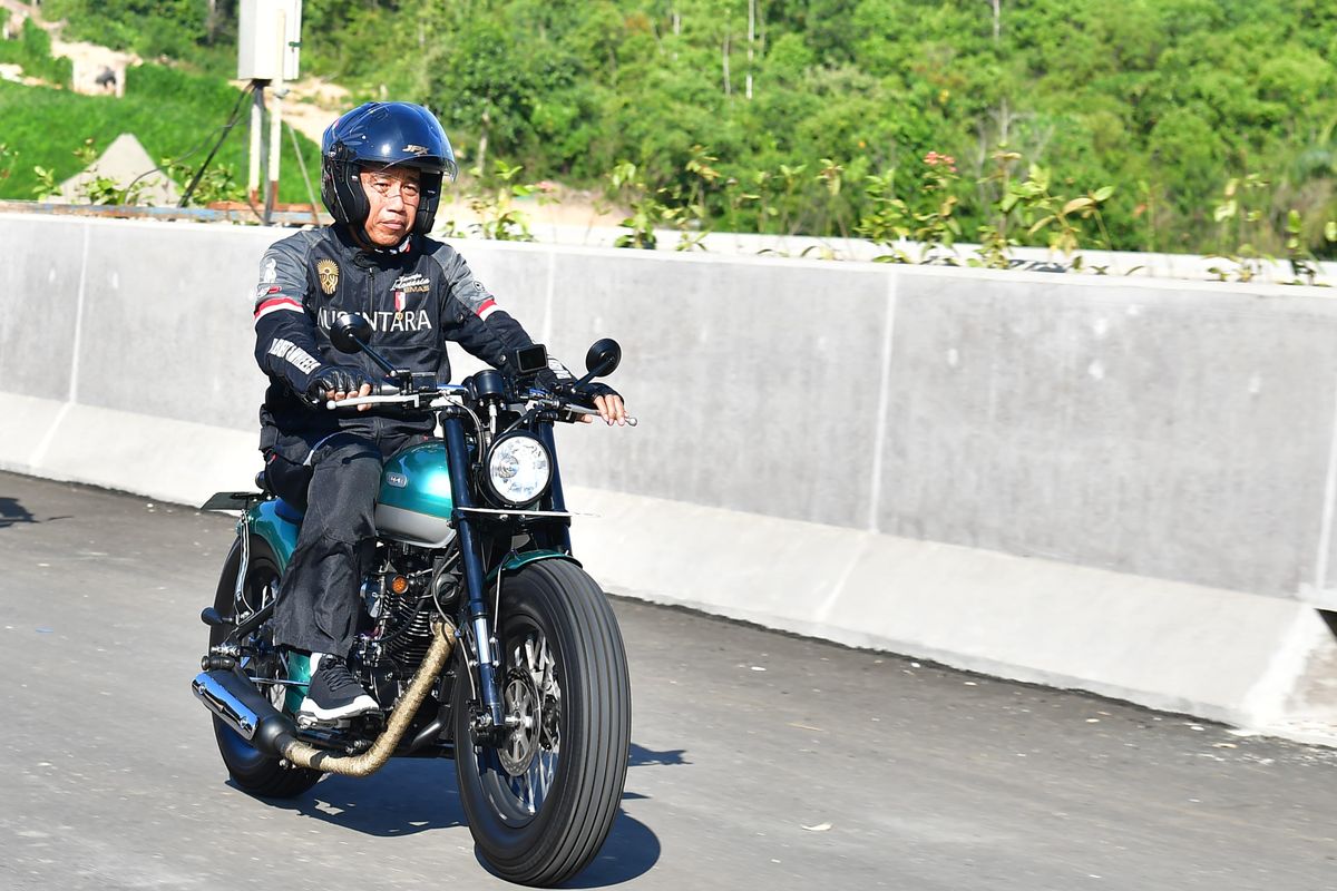 Presiden Joko Widodo (Jokowi) saat mengendarai sepeda motor di jalan tol Ibu Kota Negara (IKN) Nusantara, Minggu (28/7/2024).