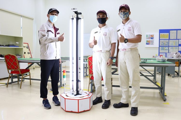 Toyota Indonesia Academy tengah mengembangkan Robot UV yang dapat membantu memutus rantai penyebaran virus COVID19. 