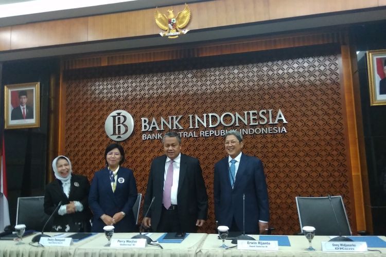 Gubernur Bank Indonesia Perry Warjiyo bersama para jajaran BI di Jakarta, Kamis (19/2/2020).