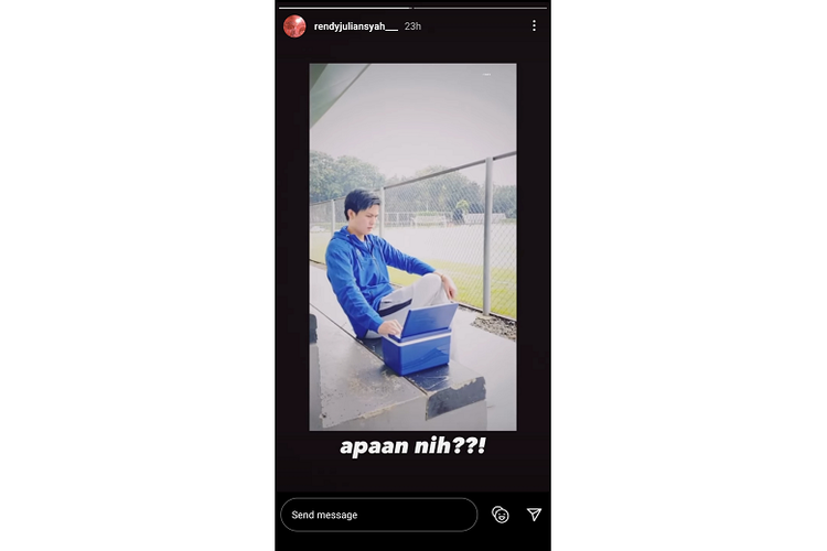 Rendy Juliansyah saat menerima paket misterius