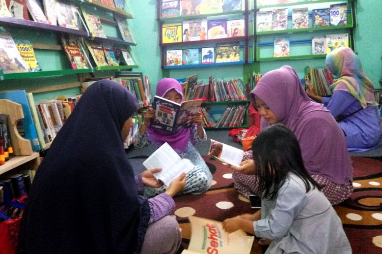 Anak-anak dan ibu saat berada di perpustakaan Mata Aksara