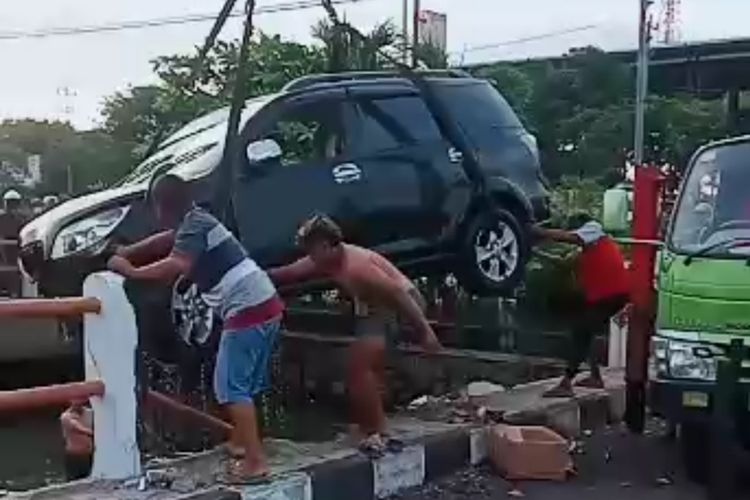 Kecelakaan mobil pemudik tercebur ke sungai di Semarang, Kamis (28/4/2022)