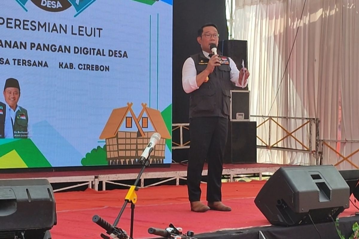Ridwan Kamil menyampaikan sedang mempelajari solusi multidimensi dari Presiden Jokowi untuk diterapkan di sebagian wilayah Provinsi Jawa Barat terkait polusi udara Ibukota Jakarta, di Cirebon Selasa (22/8/2023)