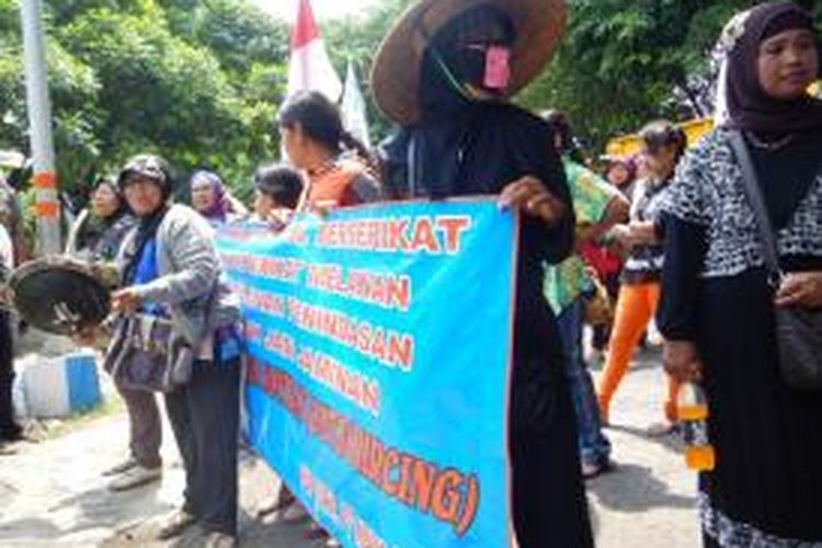 Buruh PT Maya Muncar demo menuntut kejelasan nasib di Kantor Dinas Sosial, Ketenagakerjaan dan Transmigrasi Banyuwangi Senin (30/12/2013)