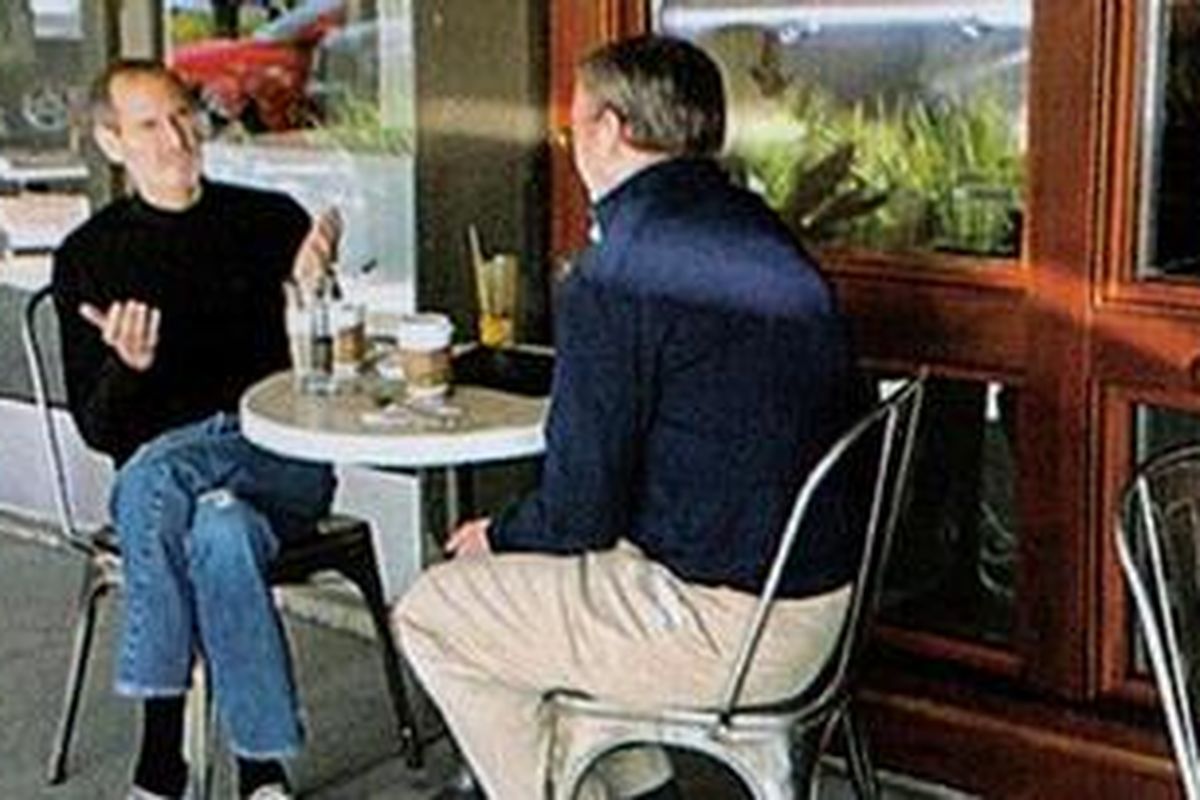 Foto mengejutkan yang beredar di internet saat Steve Jobs dan Eric Schmidt terlihat bertemu santai di sebuah kedai kopi di Palo Alto pada 2010 saat kedua perusahaan memutuskan menghentikan kerja sama di bisnis smartphone dan mobile computing.
