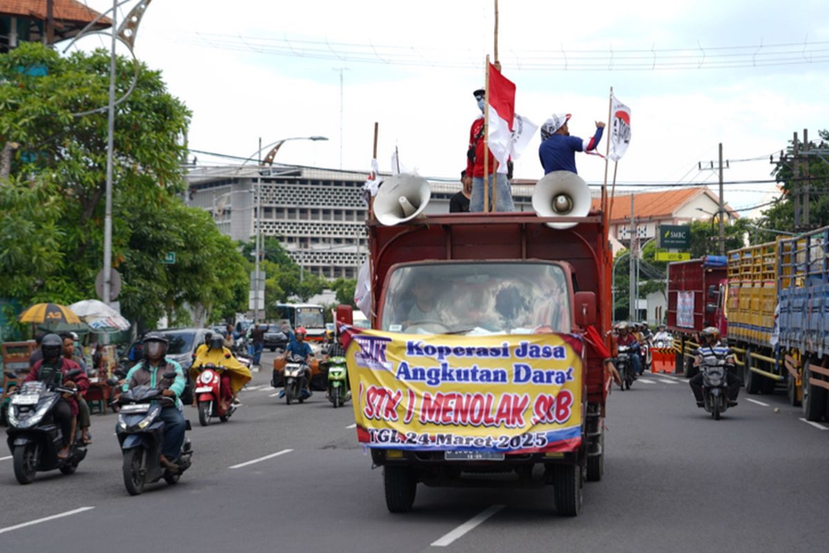 Truk milik massa aksi di Kantor DPRD Jatim, Kamis (20/3/2025).