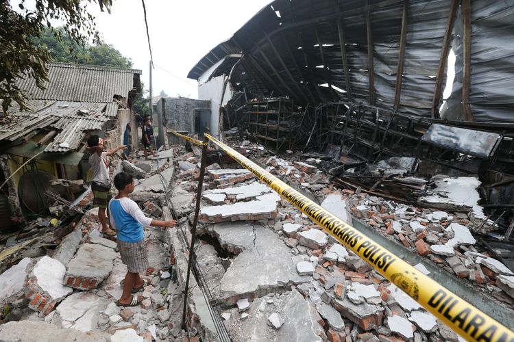 Warga melihat sisa kebakaran gudang JNE Express di Jalan Pekapuran, Cimanggis, Depok, Senin (12/9/2022). Kebakaran dilaporkan terjadi sekitar pukul 04.51 WIB, api berhasil dipadamkan sekitar pukul 08.57 WIB.