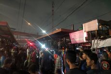 Proses Pemadaman Kebakaran di Samping Stasiun Ancol, KRL Tanjung Priok - Ancol Tak Beroperasi