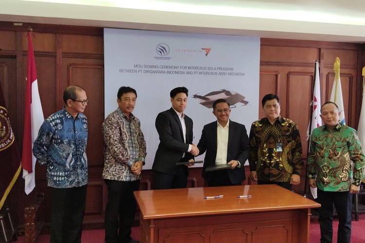 Penandatanganan Memorandum of Understanding (MoU) kerjasama antara PT Dirgantara Indonesia dengan PT Intercrus Aero Indonesia di Gedung Pusat Management (GPM) PTDI Bandung, Jalan Pajajaran, Kota Bandung, Rabu (12/6/2024).